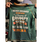 Herren Lustiges mürrisches alten Mann T-Shirt | 'Ich hätte nie geträumt dass ich ein mürrischer alter Mann werde...' Kurzarm Grafik T-Shirt