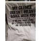 男性の面白い皮肉な引用グラフィックTシャツ 「私の沈黙は私が同意していることを意味しない、あなたの愚かさに私は言葉を失った」