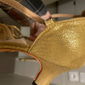 goldene Latein-Tanzsandalen für Damen – Riemchensandalen mit offener Spitze, weicher Wildledersohle und Knöchelriemen für Gesellschaftstanz, Salsa und Partyauftritte