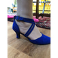 Chaussures de danse latine en daim bleu roi pour femmes – talons fermés avec brides croisées pour la salsa, la danse de salon et la performance