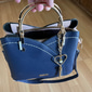 sac à main bleu marine et rose pour femme avec breloque pompon en forme de cœur – élégant sac à bandoulière et fourre-tout en similicuir pour un usage quotidien