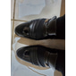 Mocassins habillés en similicuir verni pour hommes – chaussures à enfiler formelles avec des accents en maille et une boucle en métal élégante pour les mariages et les affaires