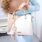 marineblaue und rosa Handtasche für Damen mit Herzquastenanhänger – elegante Umhängetasche und Tragetasche aus Kunstleder für den täglichen Gebrauch