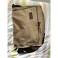Bruine canvas messenger bag voor heren met verstelbare schouderband en minimalistisch design - duurzaam en stijlvol voor werk of casual gebruik