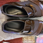 Mocassins habillés en similicuir verni pour hommes – chaussures à enfiler formelles avec des accents en maille et une boucle en métal élégante pour les mariages et les affaires