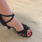 Schwarze Latein-Tanzschuhe für Damen mit Riemchendesign und Kitten Heels - bequeme Ballsaal-Sandalen für Salsa und Tango