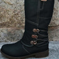 bottes vintage en similicuir rouge pour femmes avec accents de boucle - parfaites pour les aventures en plein air, les sorties décontractées et la mode d'automne