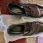 Mocassins habillés en similicuir verni pour hommes – chaussures à enfiler formelles avec des accents en maille et une boucle en métal élégante pour les mariages et les affaires