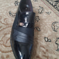 Mocassins habillés en similicuir verni pour hommes – chaussures à enfiler formelles avec des accents en maille et une boucle en métal élégante pour les mariages et les affaires
