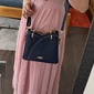 marinblå och rosa handväska för kvinnor med charm med hjärttofs – elegant crossbody och tygväska i konstläder för dagligt bruk