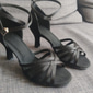 Schwarze Latein-Tanzschuhe für Damen mit Riemchendesign und Kitten Heels - bequeme Ballsaal-Sandalen für Salsa und Tango