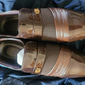 Mocassins habillés en similicuir verni pour hommes – chaussures à enfiler formelles avec des accents en maille et une boucle en métal élégante pour les mariages et les affaires
