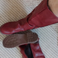 bottes vintage en similicuir rouge pour femmes avec accents de boucle - parfaites pour les aventures en plein air, les sorties décontractées et la mode d'automne