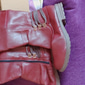 bottes vintage en similicuir rouge pour femmes avec accents de boucle - parfaites pour les aventures en plein air, les sorties décontractées et la mode d'automne