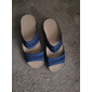 mørkebrune slip-on komfortsandaler til dame med støtte i fotbuen og utskjærte stropper, uformelle ortopediske slidesko for turgåing, reiser og daglig bruk