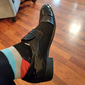 Mocassins habillés en similicuir verni pour hommes – chaussures à enfiler formelles avec des accents en maille et une boucle en métal élégante pour les mariages et les affaires