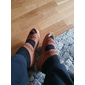 mørkebrune slip-on komfortsandaler til dame med støtte i fotbuen og utskjærte stropper, uformelle ortopediske slidesko for turgåing, reiser og daglig bruk