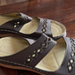 mørkebrune slip-on komfortsandaler til dame med støtte i fotbuen og utskjærte stropper, uformelle ortopediske slidesko for turgåing, reiser og daglig bruk