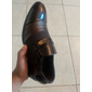 Mocassins habillés en similicuir verni pour hommes – chaussures à enfiler formelles avec des accents en maille et une boucle en métal élégante pour les mariages et les affaires