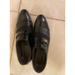 Mocassins habillés en similicuir verni pour hommes – chaussures à enfiler formelles avec des accents en maille et une boucle en métal élégante pour les mariages et les affaires