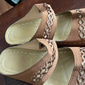 mørkebrune slip-on komfortsandaler til dame med støtte i fotbuen og utskjærte stropper, uformelle ortopediske slidesko for turgåing, reiser og daglig bruk