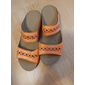 mørkebrune slip-on komfortsandaler til dame med støtte i fotbuen og utskjærte stropper, uformelle ortopediske slidesko for turgåing, reiser og daglig bruk