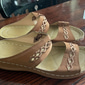 mørkebrune slip-on komfortsandaler til dame med støtte i fotbuen og utskjærte stropper, uformelle ortopediske slidesko for turgåing, reiser og daglig bruk