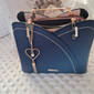 sac à main bleu marine et rose pour femme avec breloque pompon en forme de cœur – élégant sac à bandoulière et fourre-tout en similicuir pour un usage quotidien