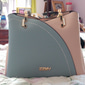 Bolso de mano para mujer en azul marino y rosa con colgante de borla en forma de corazón: elegante bolso bandolera y tote de piel sintética para uso diario