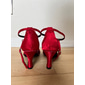 chaussures de danse latine en satin rouge pour femmes – talons à lanières avec semelle en daim pour la salsa et la performance