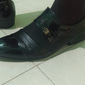 Mocassins habillés en similicuir verni pour hommes – chaussures à enfiler formelles avec des accents en maille et une boucle en métal élégante pour les mariages et les affaires