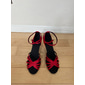 chaussures de danse latine en satin rouge pour femmes – talons à lanières avec semelle en daim pour la salsa et la performance