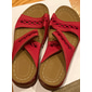 mørkebrune slip-on komfortsandaler til dame med støtte i fotbuen og utskjærte stropper, uformelle ortopediske slidesko for turgåing, reiser og daglig bruk