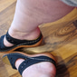 mørkebrune slip-on komfortsandaler til dame med støtte i fotbuen og utskjærte stropper, uformelle ortopediske slidesko for turgåing, reiser og daglig bruk