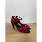 chaussures de danse latine en satin rouge pour femmes – talons à lanières avec semelle en daim pour la salsa et la performance