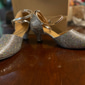 Zapatos de baile de salón para mujer con purpurina plateada y correa en el tobillo: zapatos de fiesta de salsa latina con tacón medio brillante para bodas y ocasiones especiales
