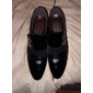 Mocassins habillés en similicuir verni pour hommes – chaussures à enfiler formelles avec des accents en maille et une boucle en métal élégante pour les mariages et les affaires