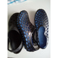 Zapatos acuáticos sin cordones perforados y descalzos en negro y azul para hombre y mujer con suela de goma para actividades cómodas en la playa y el agua