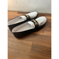 Mocassins de conduite noirs et blancs pour hommes avec boucle en métal et design perforé - chaussures élégantes et confortables pour les affaires ou les loisirs