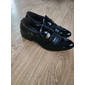 Mocassins habillés en similicuir verni pour hommes – chaussures à enfiler formelles avec des accents en maille et une boucle en métal élégante pour les mariages et les affaires
