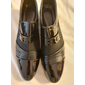Mocassins habillés en similicuir verni pour hommes – chaussures à enfiler formelles avec des accents en maille et une boucle en métal élégante pour les mariages et les affaires