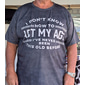 男性の面白いグラフィックTシャツ：'私は年齢にふさわしく振る舞う方法がわからない、私はこんなに老いたことがない'ショートスリーブユーモアギフト