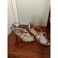 goldene Riemchen-Tanzschuhe mit hohem Absatz und Fesselriemchen für Damen – elegantes Schuhwerk für Gesellschafts- oder lateinamerikanische Performances