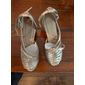 goldene Riemchen-Tanzschuhe mit hohem Absatz und Fesselriemchen für Damen – elegantes Schuhwerk für Gesellschafts- oder lateinamerikanische Performances