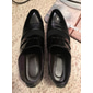 Mocassins habillés en similicuir verni pour hommes – chaussures à enfiler formelles avec des accents en maille et une boucle en métal élégante pour les mariages et les affaires