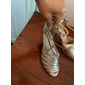 goldene Riemchen-Tanzschuhe mit hohem Absatz und Fesselriemchen für Damen – elegantes Schuhwerk für Gesellschafts- oder lateinamerikanische Performances