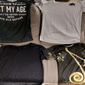 男性の面白いグラフィックTシャツ：'私は年齢にふさわしく振る舞う方法がわからない、私はこんなに老いたことがない'ショートスリーブユーモアギフト