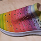 Damen-Sneaker zum Hineinschlüpfen in Regenbogenfarben – farbenfrohe Sportschuhe aus Strick mit Strassverzierungen für die Freizeit und zum Spazierengehen