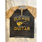 Herren Niemals einen alten Mann mit einer Gitarre Henley T-Shirt | Lustiges Musiker Kurzarm Graphic Tee