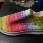 Damen-Sneaker zum Hineinschlüpfen in Regenbogenfarben – farbenfrohe Sportschuhe aus Strick mit Strassverzierungen für die Freizeit und zum Spazierengehen